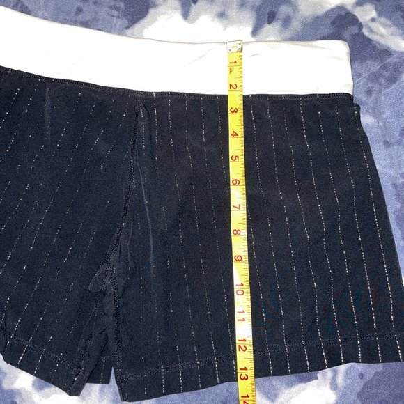 Lululemon Wet. Dry. Warm Shorts Sz 8 - Picture 6 of 8